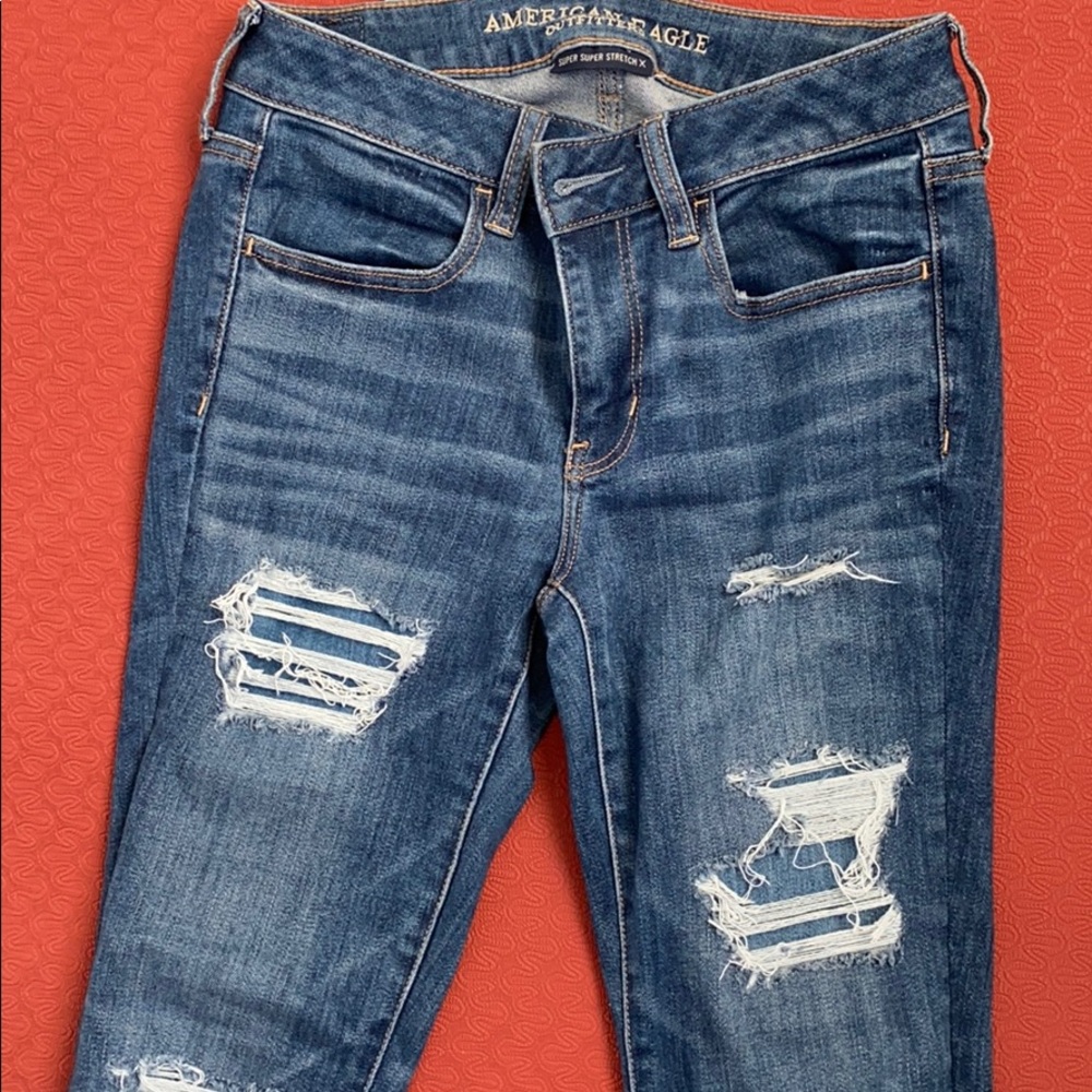 AMERICAN EAGLE DISTRESSED JEANS size 6 short